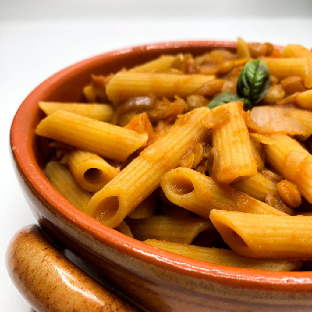 Pasta di lenticchie rosse alla vodka con basilico fresco